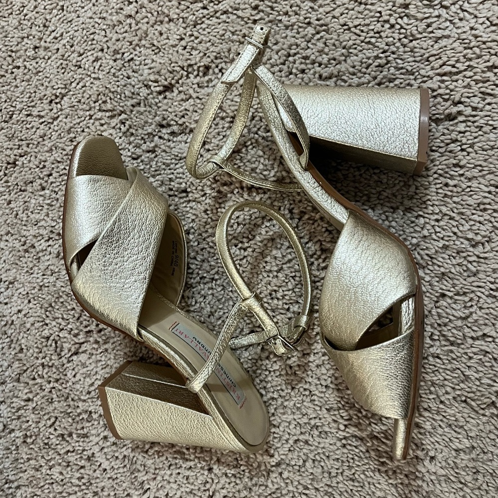 Gold block heels 👡✨